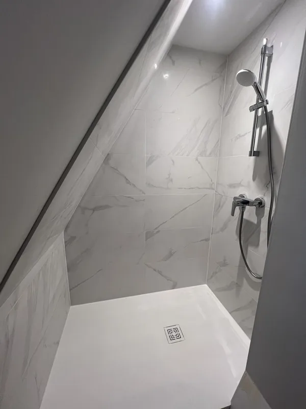Pose de carrelage réalisée par BM Rénov Design à Tours et en Indre-et-Loire