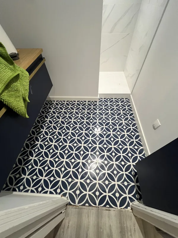 Pose de carrelage réalisée par BM Rénov Design à Tours et en Indre-et-Loire
