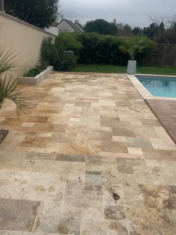 Pose de carrelage réalisée par BM Rénov Design à Tours et en Indre-et-Loire