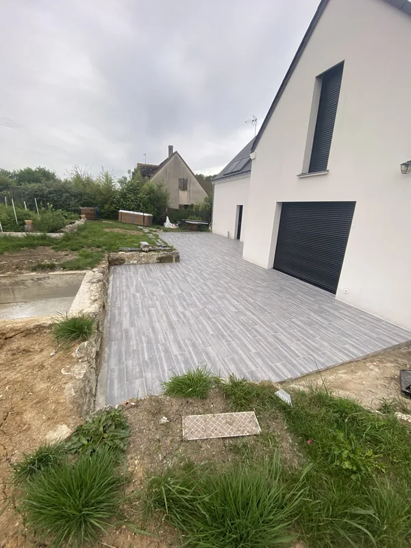 Pose de carrelage réalisée par BM Rénov Design à Tours et en Indre-et-Loire