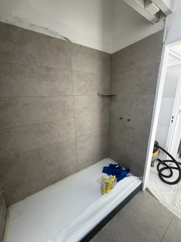 Pose de carrelage réalisée par BM Rénov Design à Tours et en Indre-et-Loire
